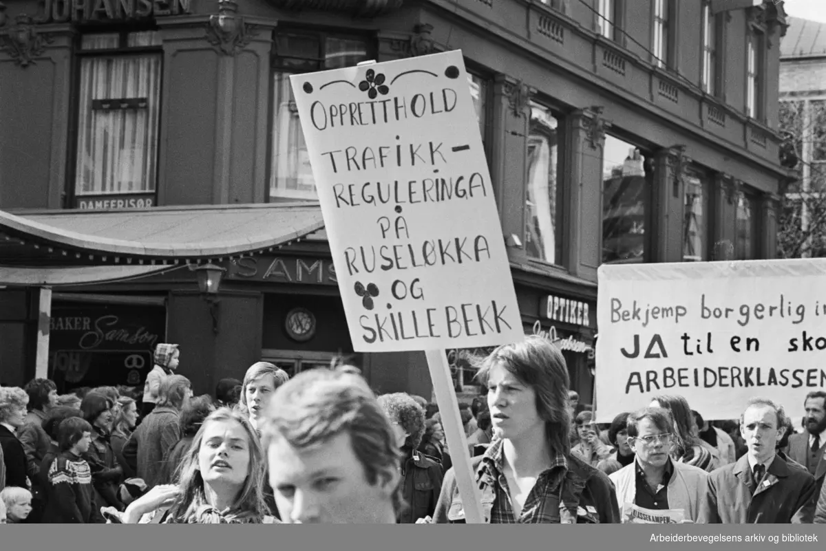 1. mai 1977. Egertorget. Plakat: Oppretthold trafikkreguleringa på Ruseløkka og Skillebekk.