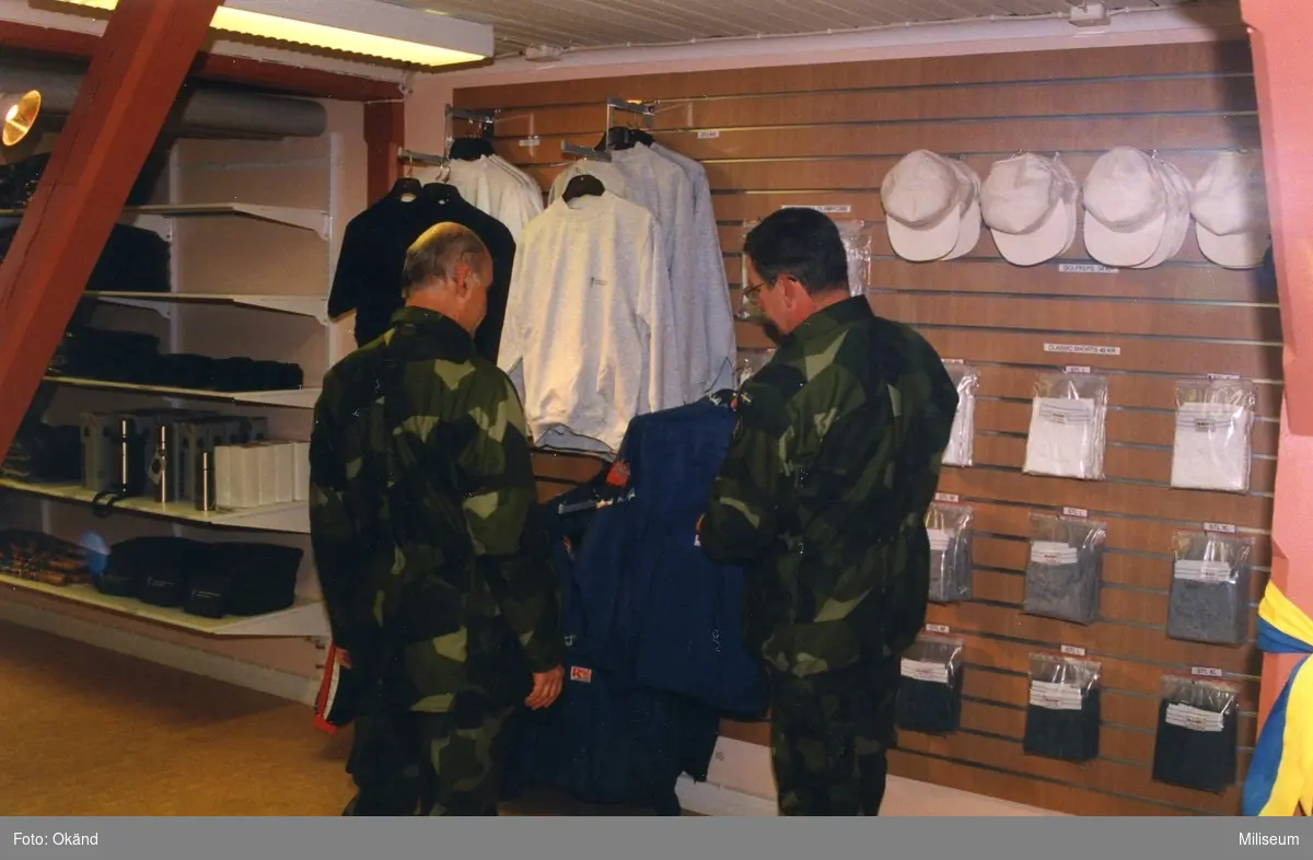 Invigning av personalbutik UFFE/90 (Uniformsförsäljning för enskilda modell 90).

Här är det chefen I 12/Fo 17 överste Wilhelm af Donner och Stefan Pettersson som kollar kläder.