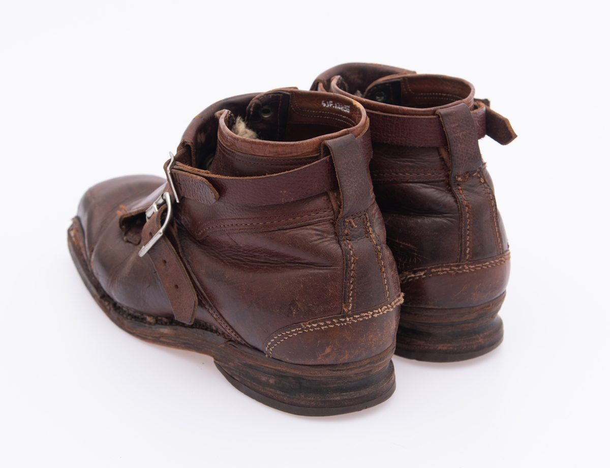 Ett par beksømsko.  Skoene er sydd i en brunfarget, forholdsvis robust lærkvalitet.  Sålene er sydd sammen av to tjukke lærlag, såle og mellomsåle, i fronten (tå- og balleparti).  Videre bakover er sålen oppbygd med flere lærlag mot hælen, som er massiv og har ei gummisåle underst.  Inne i sjølve skoen er det innlimt ei bindsåle, samt en hællapp som er påført gulkvit farge.  I fronten er sålelærene sammenføyd ved hjelp av sømmer, i gelenkpartiet er det brukt treplugger, mens hælen har metallstifter.  Overlæret festet ved hjelp av avsømmer langs sålenes ytterkanter.  Hællærene er forsterket med halvovaler (mot sålehælen) og med vertikale bakreimer med løkker øverst.  Overlæret ved ankelpartiet er forsterket med lær som er trukket framover vristpartiet, der det er innslått sju sirkelrunde maljepar av messing på hver sko.  Under spalta med maljer og lisser er det innsydd en vristlapp med pelsforing på undersida.  Lissene har et spettet mønster.  Over snøringa (lissene) er det påsydd vristlapper.  Disse festes ved hjelp av to reimer med nålespenner i forniklet jern.  Den ene reima er tredd gjennom hempa i øverenden av bakreima og ført rundt foten, der den også kan tres gjennom en sliss i vristlappens øverende.  Den andre er todelt med forankringer i overlærets gelenkparti.  Denne reima legges over vristlappen og låses i ei nålespenne på yttersida av skoene.  Hulkilformete forsenkninger på hælenes ytterkanter samt slitasje på begge sider av overlærets tåparti gjenspeiler at skoene har vært brukt i skibindinger av Kandahar-modell.  På tåpartiet later det til at skoene er forsterket med sekundære lærbøter der hvor denne slitasjen har vært størst.  Skoene har imidlertid ikke blikkbeslag over avsømmen på dette stedet, slik det var vanlig på beksømsko i 1960- og 70-åra.  Registrator antar derfor at skoene må være fra tida omkring 1950. Giveren brukte ikke sko av denne typen bare når han gikk på ski, men også i andre utendørssammenhenger vinterstid, samt på fotturer i fjellet i barmarkssesongen.  