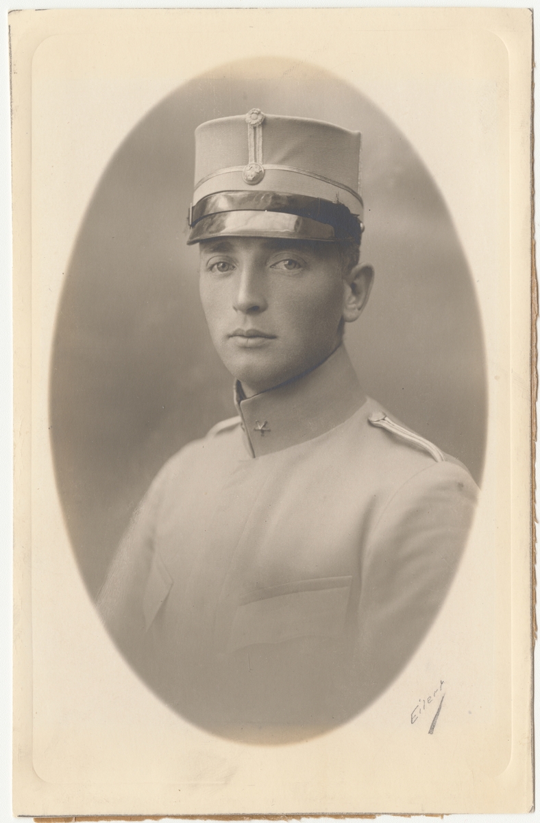 Porträtt av J. A. Enhörning, underlöjtnant vid Livgardet till häst K 1.