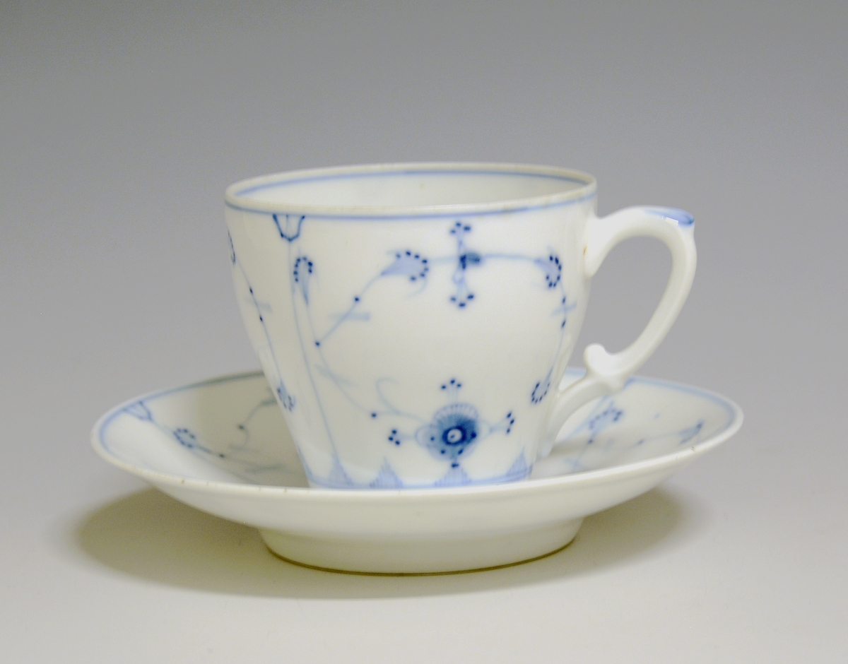 Kaffeskål av porselen med hvit glasur. Dekorert med stråmønster i blått.

Modellnr: 314.3, tilhører kaffe- og theservice 901.
Finnes i priskuranten for 1900 og 1909
