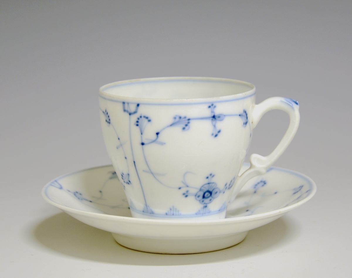 Kaffekopp av porselen med hvit glasur. Dekorert med stråmønster i blått.

Modellnr: 314.3, tilhører kaffe- og theservice 901.
Finnes i priskuranten for 1900 og 1909
