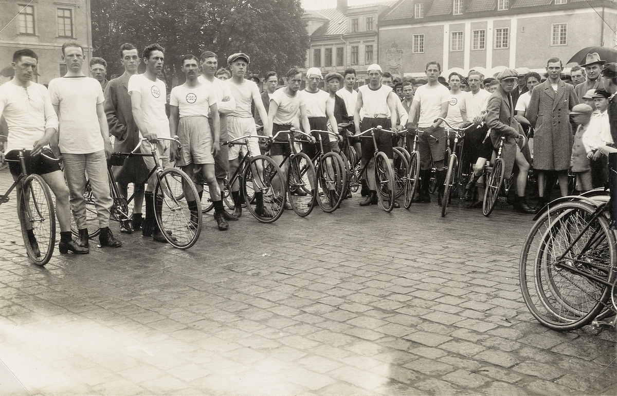 Växjöloppet på cykel. 1920-tal.
Man har samlats på stortorget framför residenset. I bakgrunden syns några av husen längs Kronobergsgatan (kv. Lyktan).