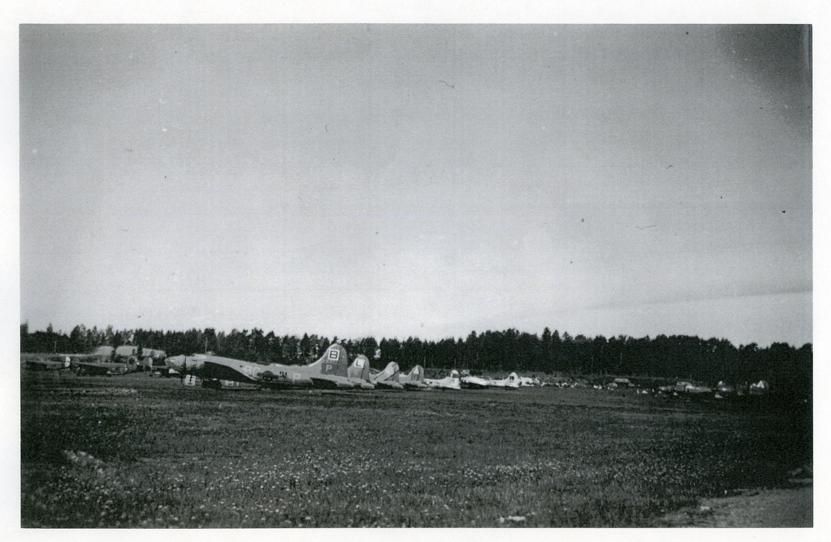 Västerås, Hässlö flygfält, F1.
Amerikanska flygplan "Flygande fästning" och "Liberators". 1945.