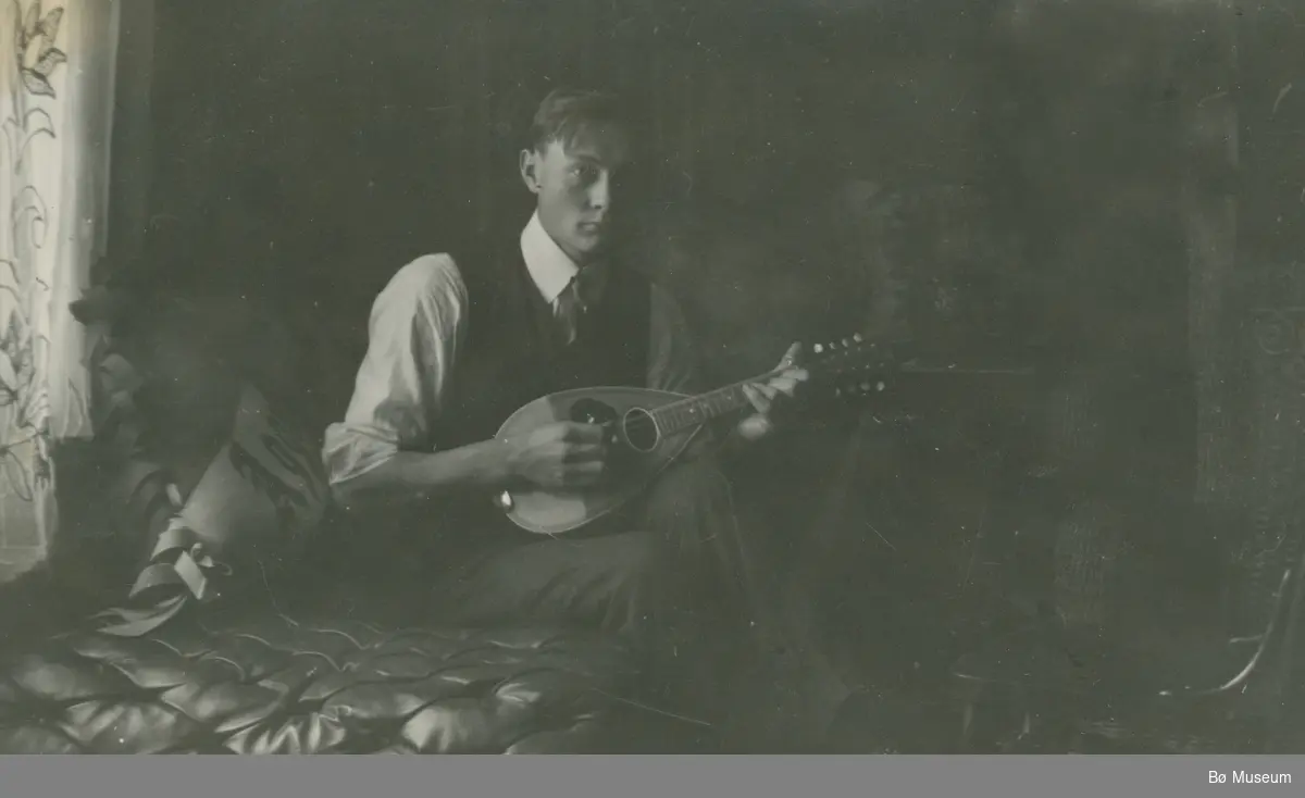 Harvey Rodmyre, spelar mandolin i USA.