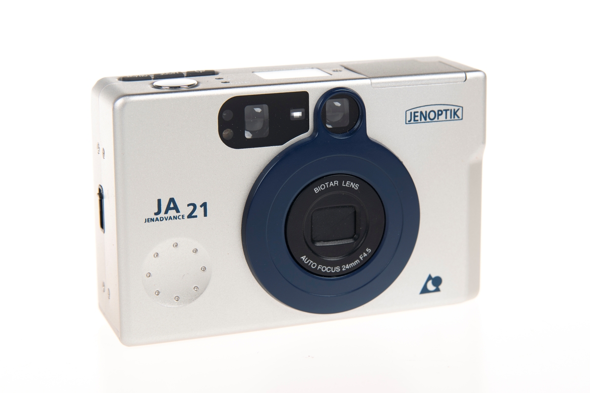 Et kompaktkamera for APS-film med autofokus fra Jenoptik, med et 24mm f/4.5 fast-objektiv. Luke til film under kameraet og batteri på siden. Det har en liten blits som kan vippes opp. Det er en liten skjerm på toppen, og knapper for modus og selvutløsing. Til kameraet er det festet en håndleddsstropp. kameraet har en veske i blå skai.