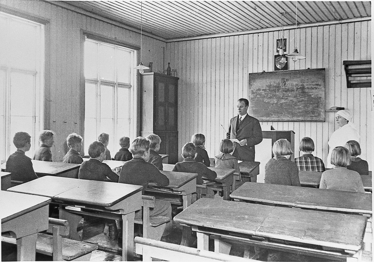 Lege Olav Lien lærer elever om Sigdalsfrokosten. Kringstad skole (senere Prestfoss Skole), ca. 1935.
