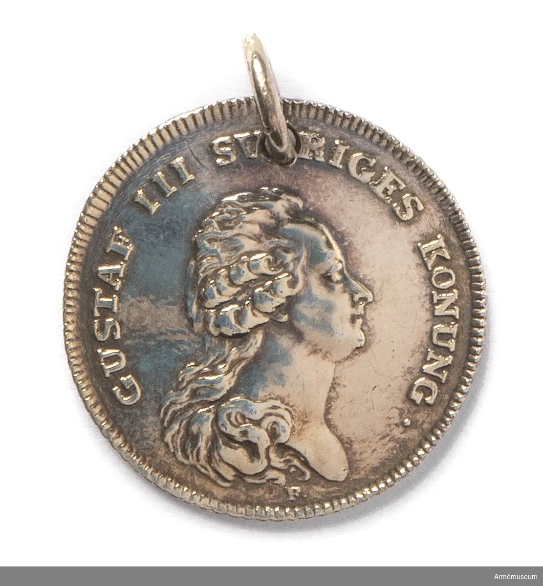 Åtsidan: Text samt Bröstbild av Gustav III i bröstbild åt höger, bart huvud med långt utslaget och framkastat hår.
Frånsidan: text på tre rader inom en lagerkrans. Medaljens kant strierad på båda sidor, randen räfflad.
