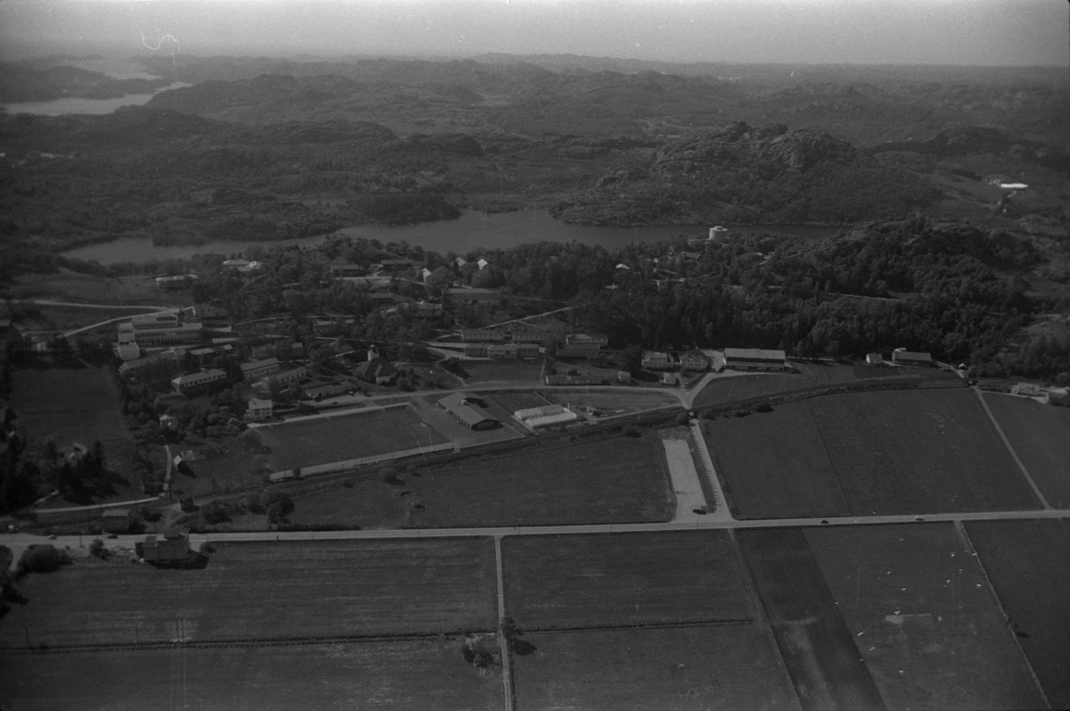 Luftbilde av Slettebø og Bakkebø museet, april 1975.