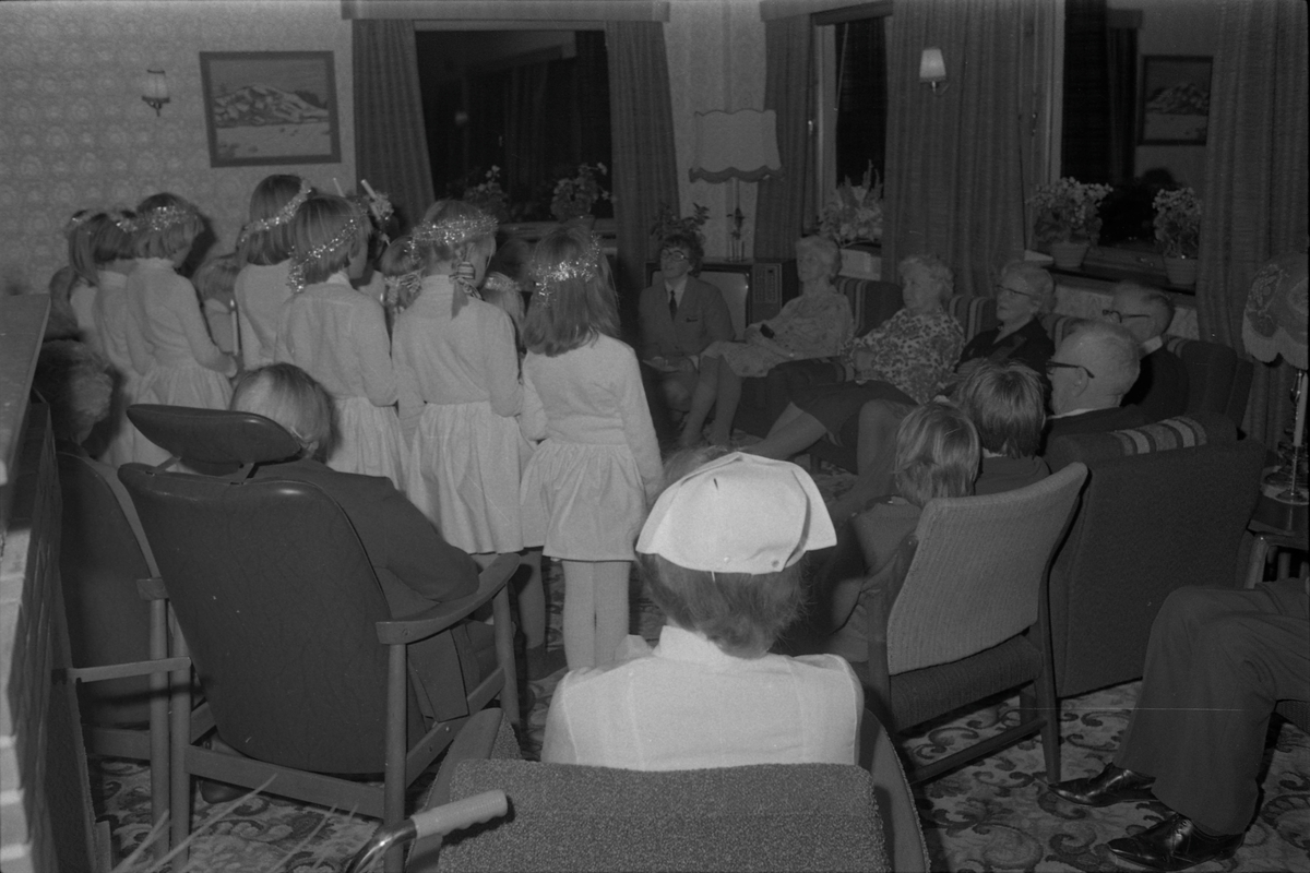 Frelsesarmeens meiser underholder på Rosenborg hjem for eldre, 1978.
