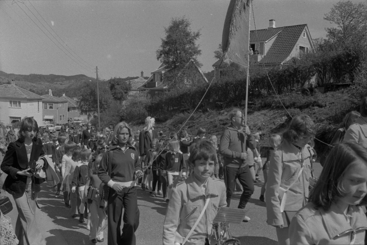 Tusener marsjerer opp til Idrettsparken, 17. mai 1975.