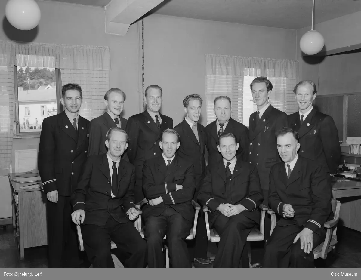 Kristiansand jernbanestasjon, gruppe, menn, uniformer