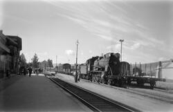 Damplokomotiv type 30b nr. 364 med godstog på Lillehammer st