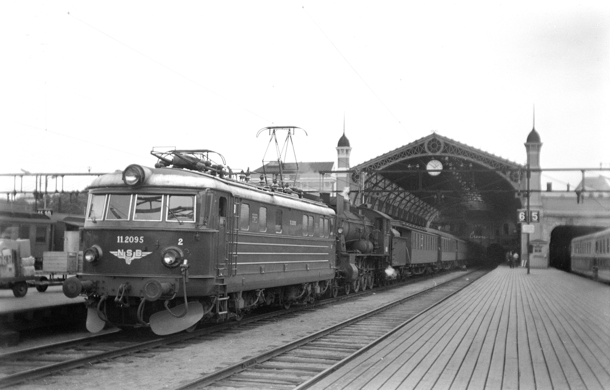 Elektrisk lokomotiv El 11 2095 som ekstra forspannlokomotiv og damplokomotiv type 30b som forspannlokomotiv med persontog til Gjøvik på Oslo Østbanestasjon