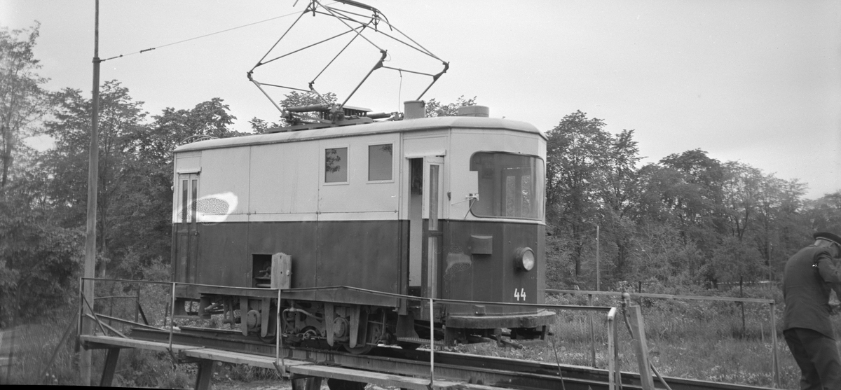 Trondheim Sporveis skinnerensevogn 44, populært kalt "Suggen" (trolig opprinnelige "Sugen).