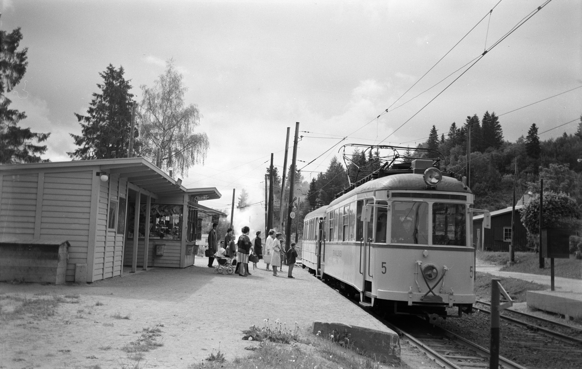 Gråkallbanen sporvogn nr. 5 med tilhenger nr. 55, levert av Høka i 1955, på Munkvoll holdeplass