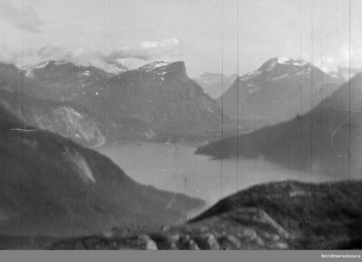 Landskapsfoto. Trolig fra Møre og Romsdal. Fotograf er sannsynligvis Georg Sverdrup. Fra Sverdrupsamlingen ved Nordmøre museums fotosamlinger.