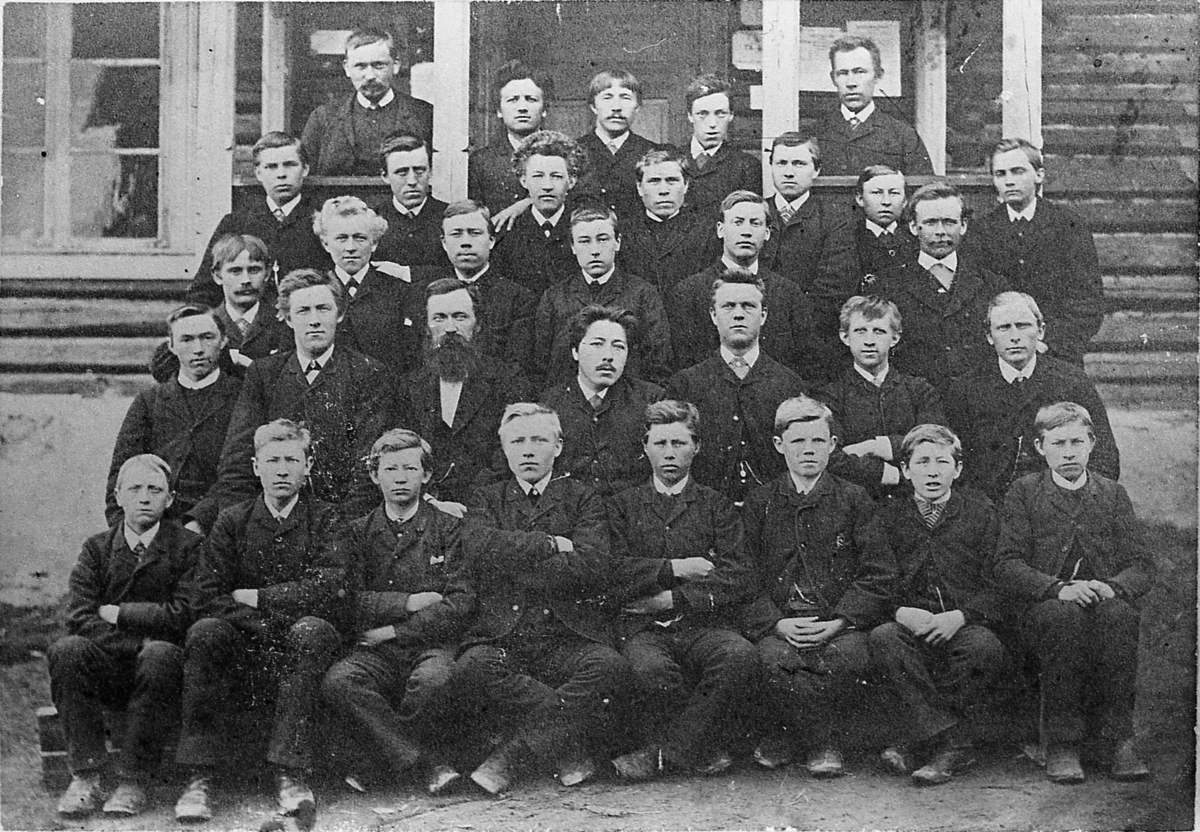 Elever ved folkehøyskolen på Solumsmoen, ca. 1888-189. Trolig fotografert foran Nedre Sigdal Forbruksforening.