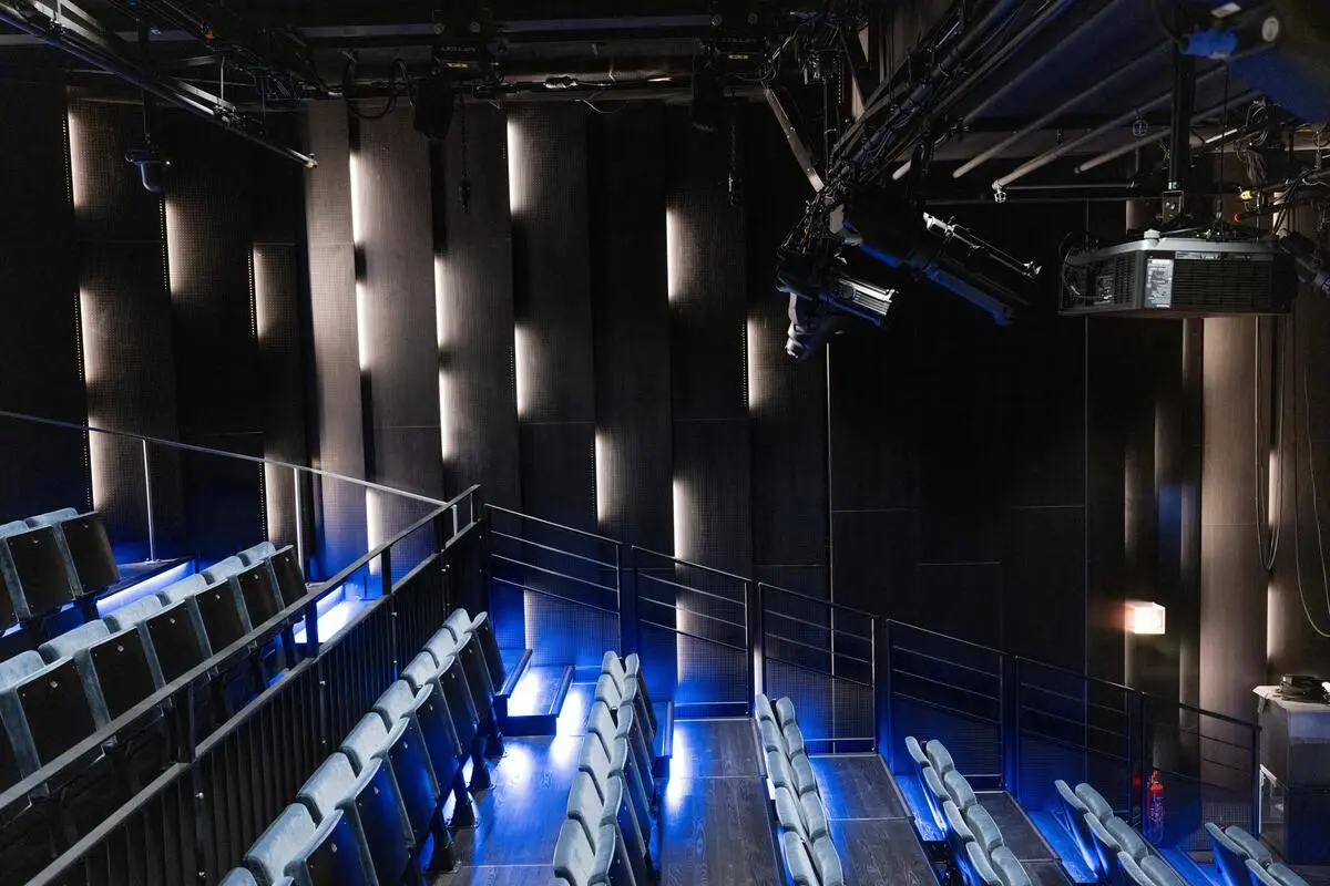 Tomme seterader i en teatersal. 
