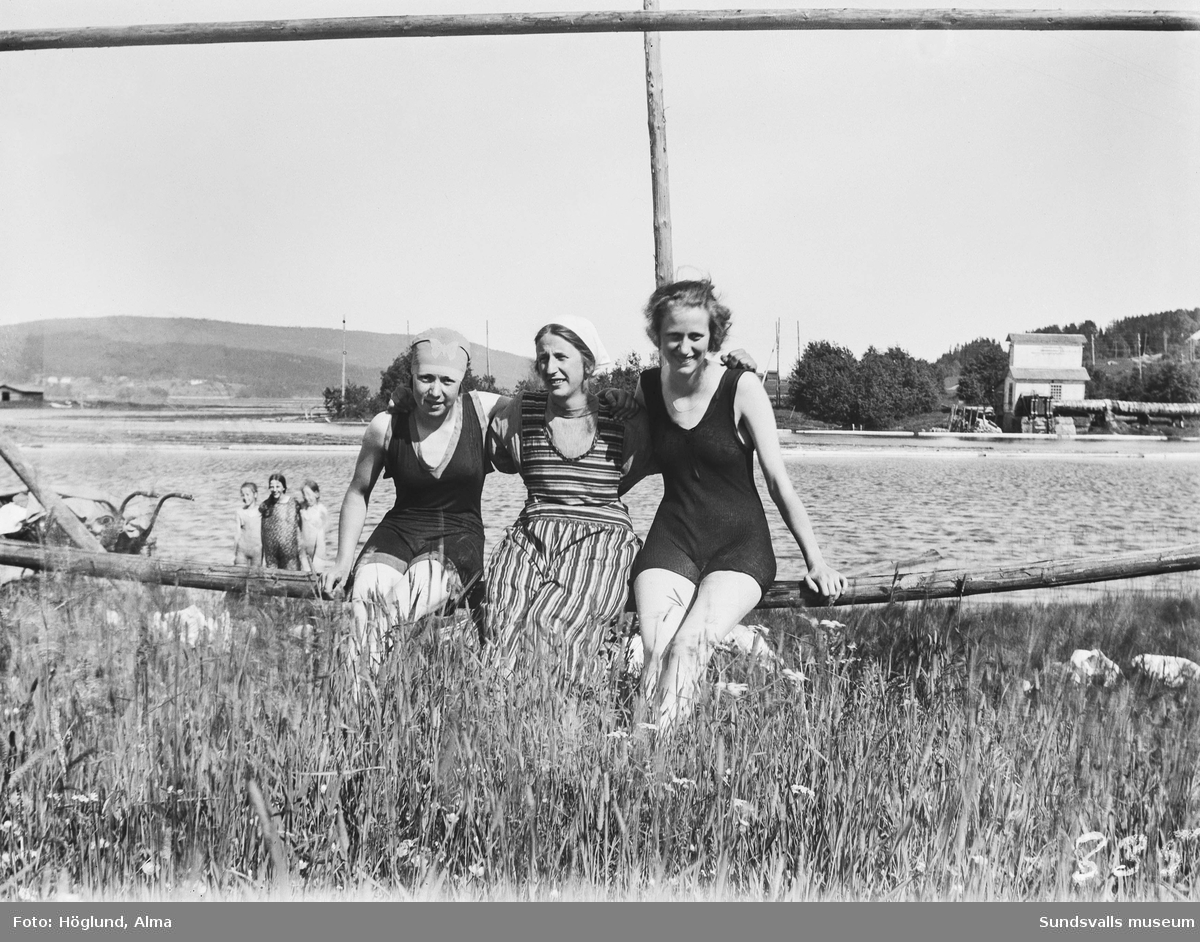 Bad och tvätt i Stödesjön. Längst fram sitter Hilma Höglund, Magda Vestman och Anna Vestman. Bakom till vänster står tvillingarna Ingrid och Irma Höglund samt en oidentifierad flicka. På den andra bilden samma personer samt ytterligare en kvinna. Till höger syns gamla kraftstationen vid Fanbyåns utlopp.