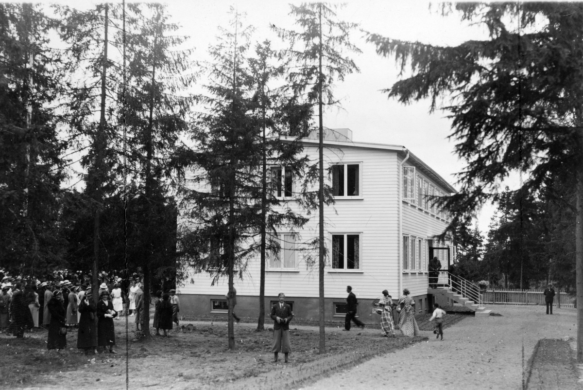 Bilder från Barnsjukhusets invigning i Linköping. Invigningen av Blåklintshemmet år 1931. Bilder från Blåklintshemmets invigning år 1931. 20 juni 1931.