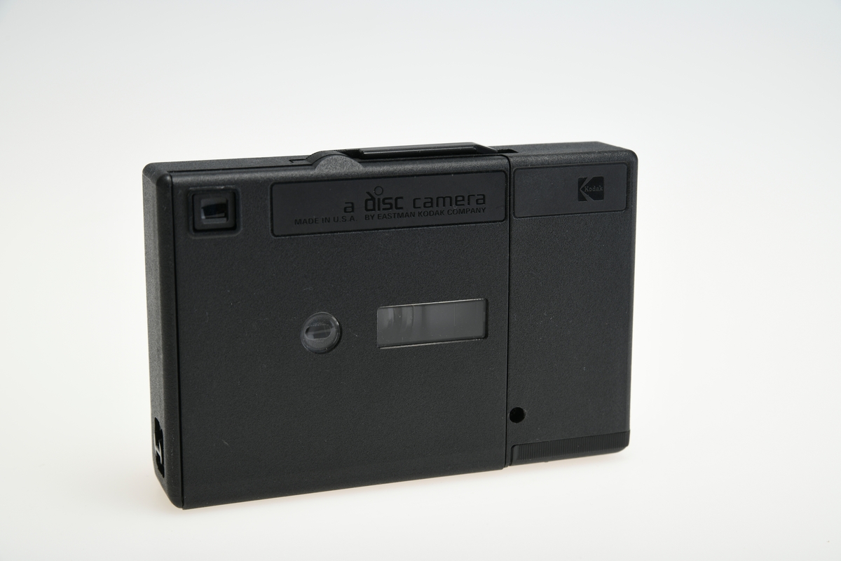 Et enkelt kompaktkamera for disc film fra Kodak, med et fast 12,5mm f/2.8 objektiv. Luke bak kameraet til film, og luke under kameraet til batteri. Kameraet har et deksel foran linsen og søkeren som også slår på kameraet. Spake til å dra fram filmen på toppen av kameraet, og utløserknapp på framsiden. Automatisk blits.