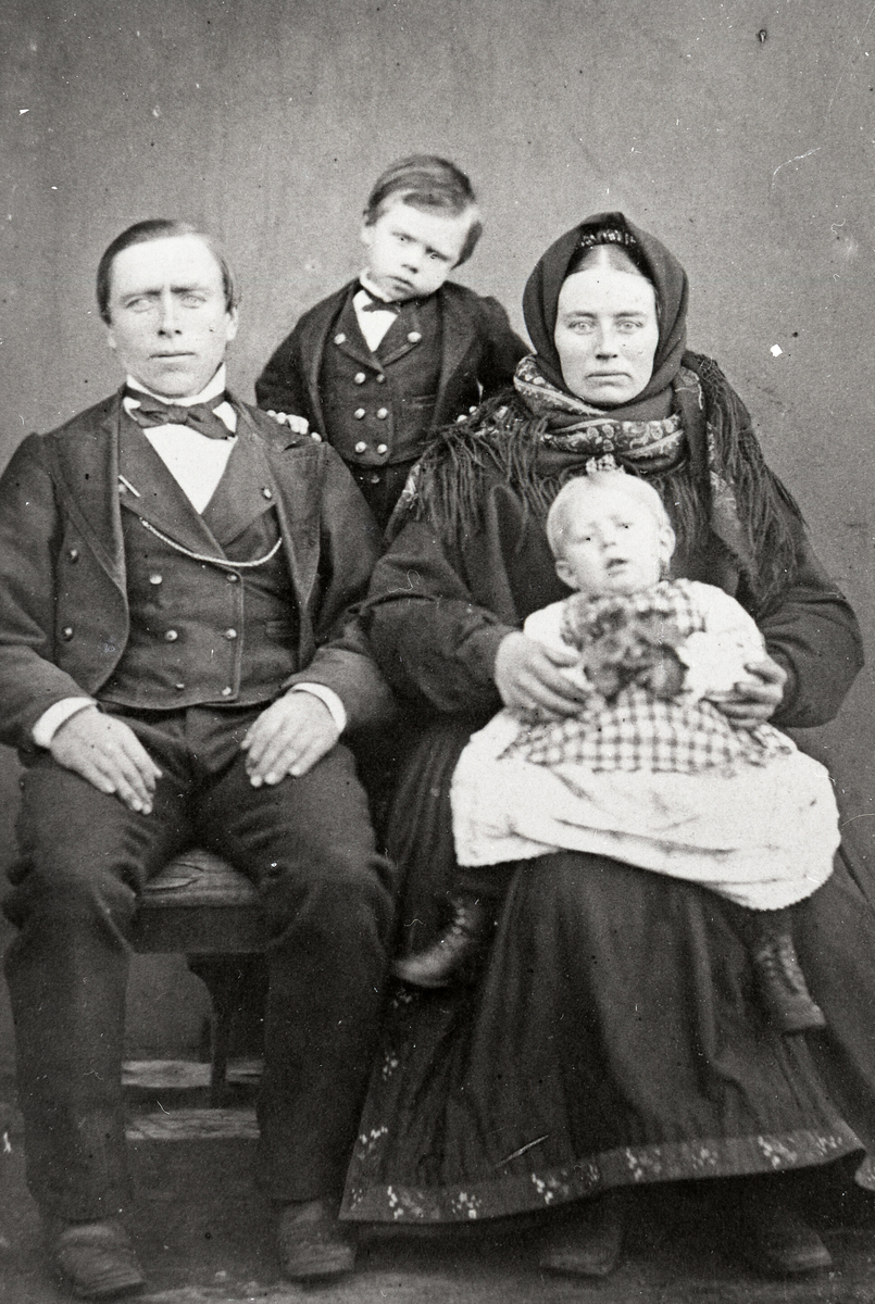 Familiefoto av Eivind og Mari Leikvang med barna Halvor og Gunhild