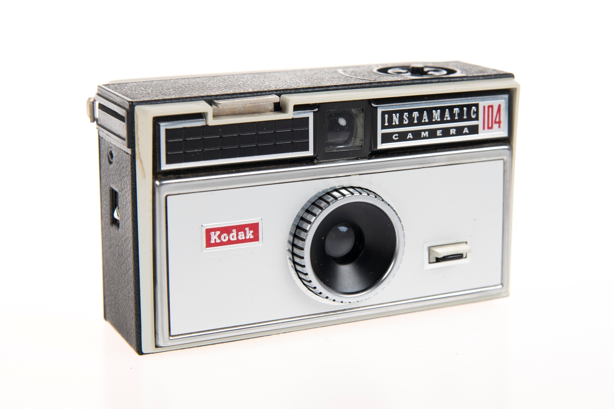 Et kompakt Instamatic-kamera for 126 kassettfilm fra Kodak som er produsert i England. Det har et fastfokus f/11 43mm objektiv. Luke bak kameraet til filmkassetten, og luke under kameraet til batterier til blitskuben. Kameraet har en søker og et vindu bak på filmluken for å se hvor mye film som er igjen. På toppen av kameraet er det en blitssko til blitskube av typen flashcube. Ved bruk av blitsen skifter kameraet til en av to lukkertider. Blitskuben drives av batterier i kamerahuset. Bryter på forsiden av kameraet til å koble fra blitskuben. På den ene siden er det festet en håndleddsstropp. Kameraet har en veske i svart skinn og plast med rødt stoff på innsiden.