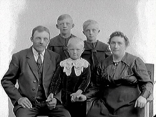 Familjen Bernandersson i Åkraberg, Stråvalla. Föräldrar med tre söner. 4 bilder varav nr 2-3 endast är på sönerna.