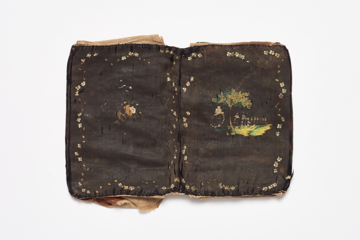 Svart lommebok med broderi og bokstavene H H og årstallet 1810. Den har tilhørt Halvor Hoel, Nes på Hedemarken