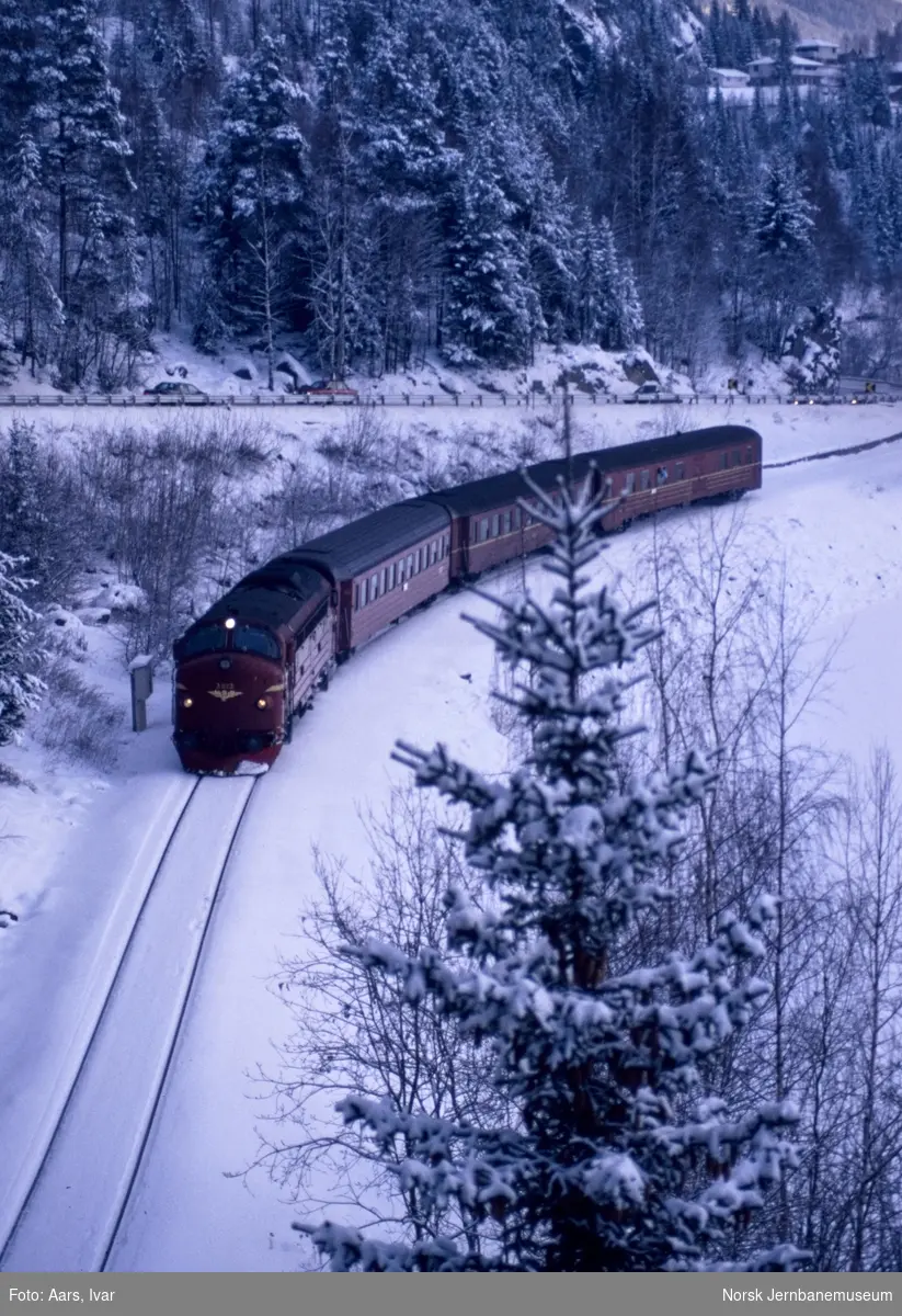 Diesellokomotiv Di 3 623 med persontog fra Oslo til Fagernes, her mellom Leira og Fagernes