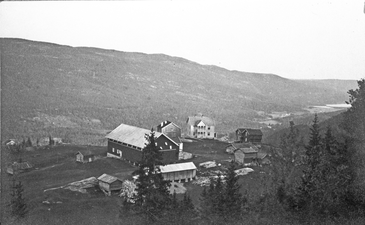 Aasand/Åsand gård i Eggedal, før krigen 1940-45. Bildet viser tunet mot øst. Til høyre nærmest stabburene sees fjøset fra 1600-tallet som i dag står på Sigdal Museum.