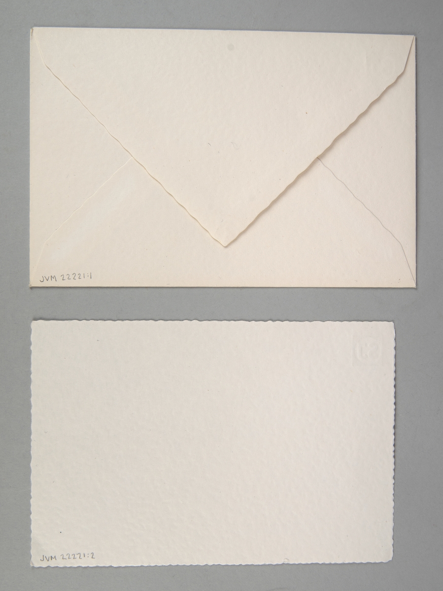 Rektangulärt kuvert (:1) och brevpapper (:2) av vitt papper. Uppe i vänstra hörnet finns SJ:s logga tryckt i grått. Nere i kuvertets vänsta hörn står det "Tjänste" i grått.