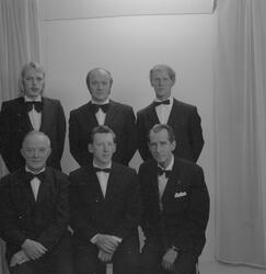 Styret i Vadsø Mannsangforening i november 1976.
Bak fra ven
