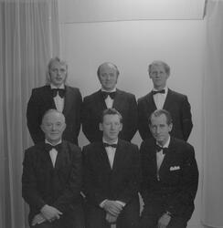 Styret i Vadsø Mannsangforening i november 1976.
Bak fra ven