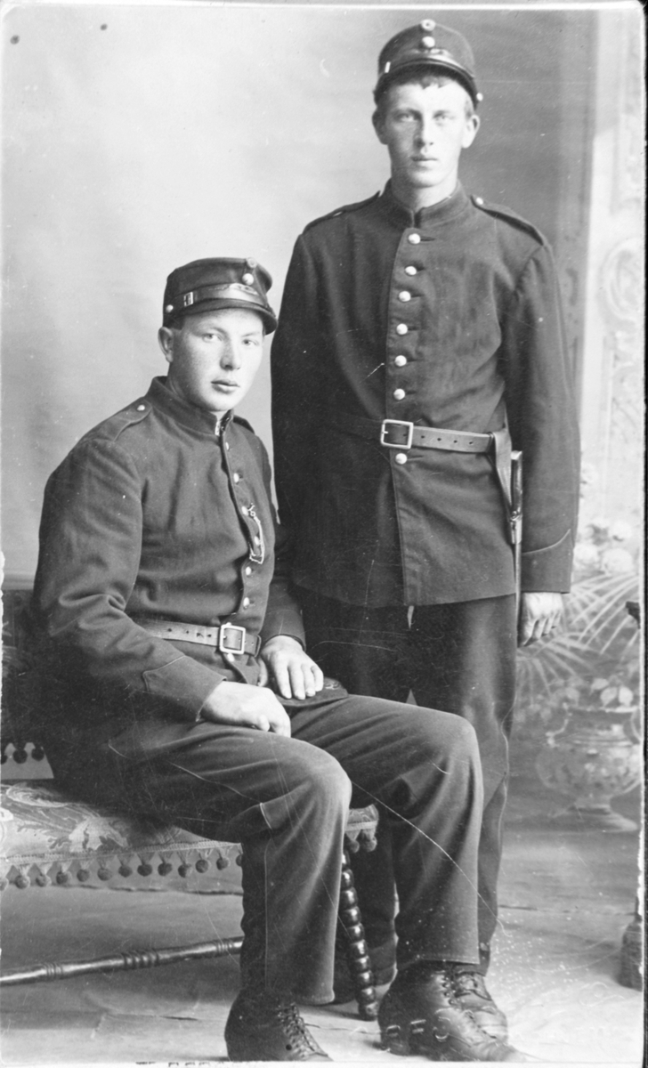 Portrett av to menn i uniform
