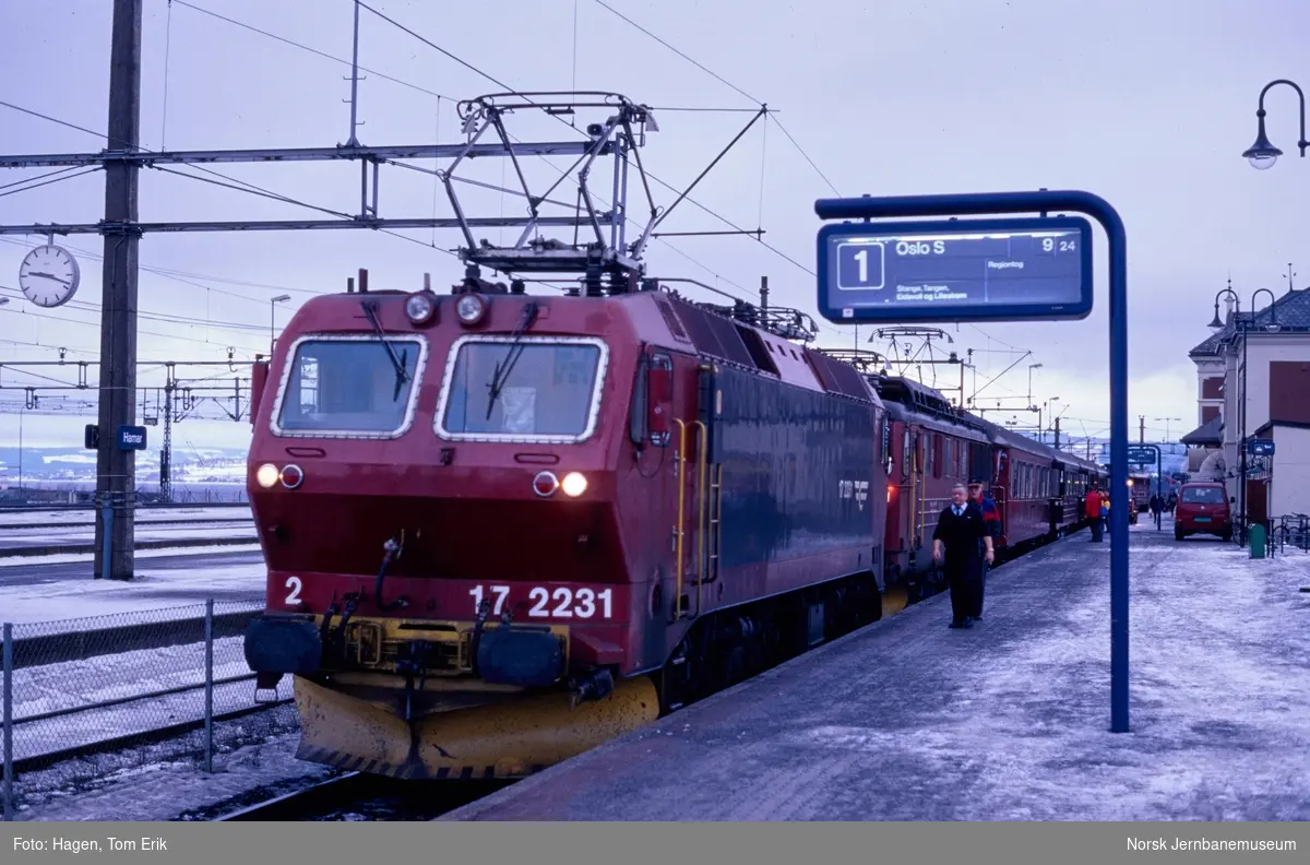 Elektrisk lokomotiv El 17 2231 som ekstra forspannlokomotiv og El 14 som forspannlokomotiv i persontog til Oslo på Hamar stasjon