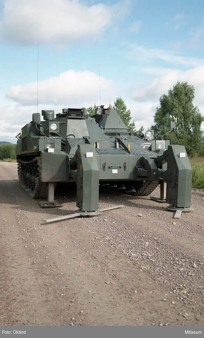 Utprovning av bland annat minvisp.

SPITEFIRE försöksfordon IKV 91 (Infanterikanonvagn 91).

Ytminröjningsfordon för minor och stridsdelar som ligger på hårdgjord yta (vägar, flygbaser). Prototypverkstad BOA Smide, Södertälje.