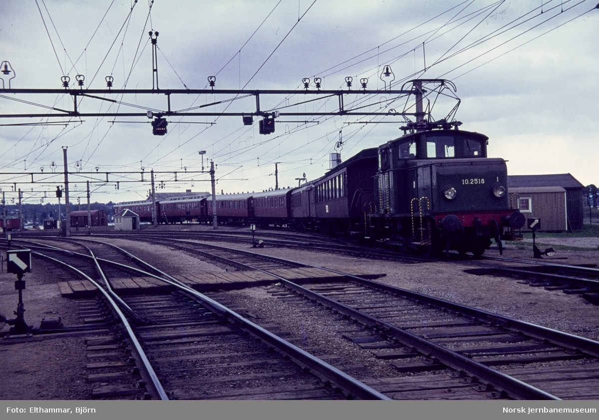 Elektrisk lokomotiv El 10 nr. 2518 i skiftetjeneste på Hamar stasjon