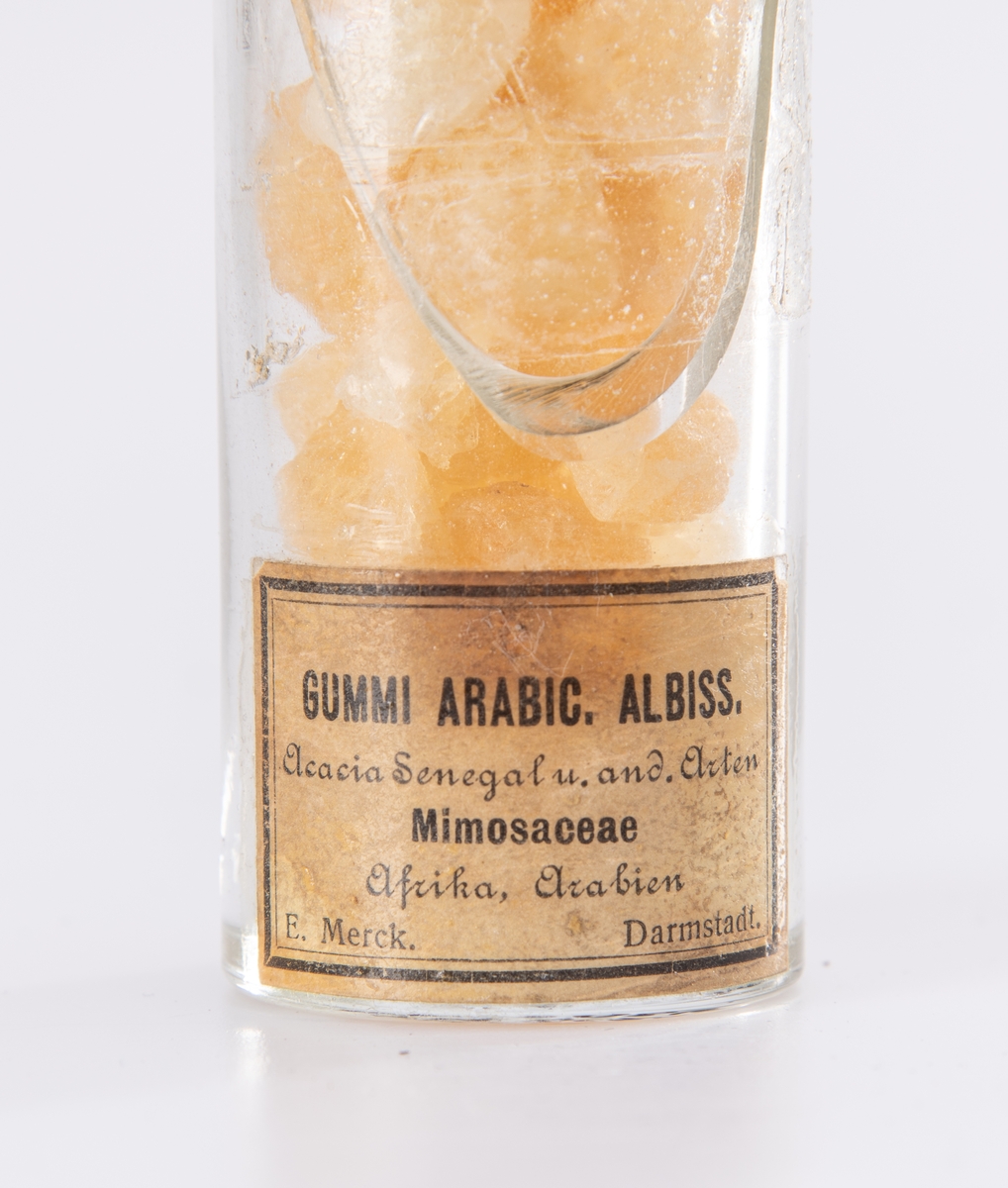 Drogesamling bestående av drogeprøver på sylinderformet glass med svart lokk. Tre ulike størrelser på glassene.
