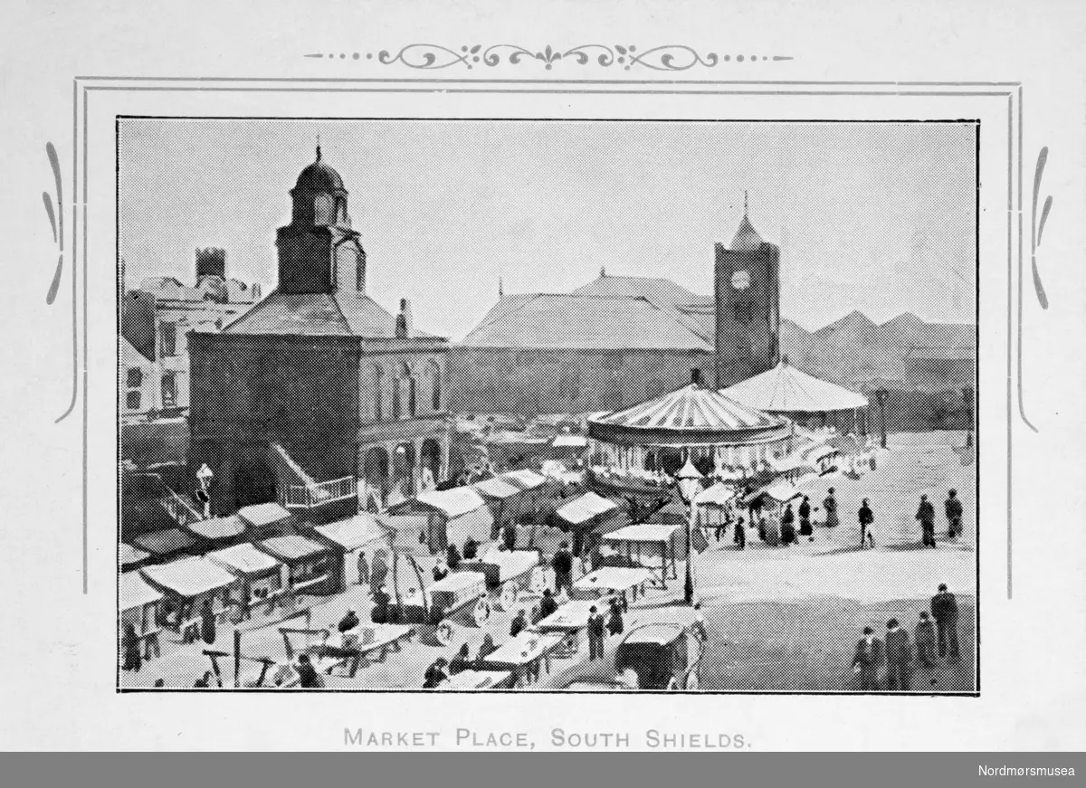 Postkort. "Market Place, South Shields." Fra Kaptein John Paulsens postkort og private bilder. Fra Nordmøre museums fotosamlinger.