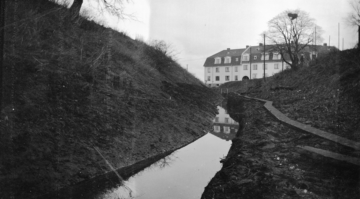 Foto taget från den yttre vallgraven vid Rumlaborg i Huskvarna i samband med arkeologiska undersökningar 1931.