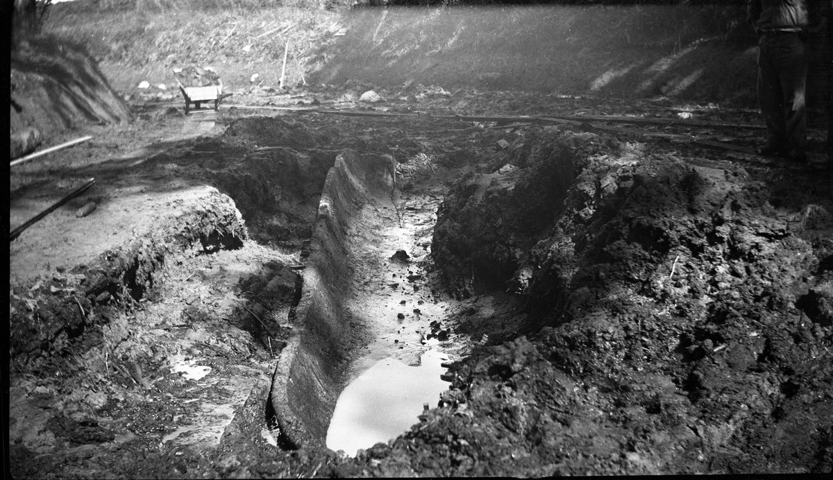 En frilagd stockbåtshalva från medltiden som påträffades i den inre vallgraven vid Rumlaborg i Huskvarna i samband med arkeologiska undersökningar där sommaren 1932.