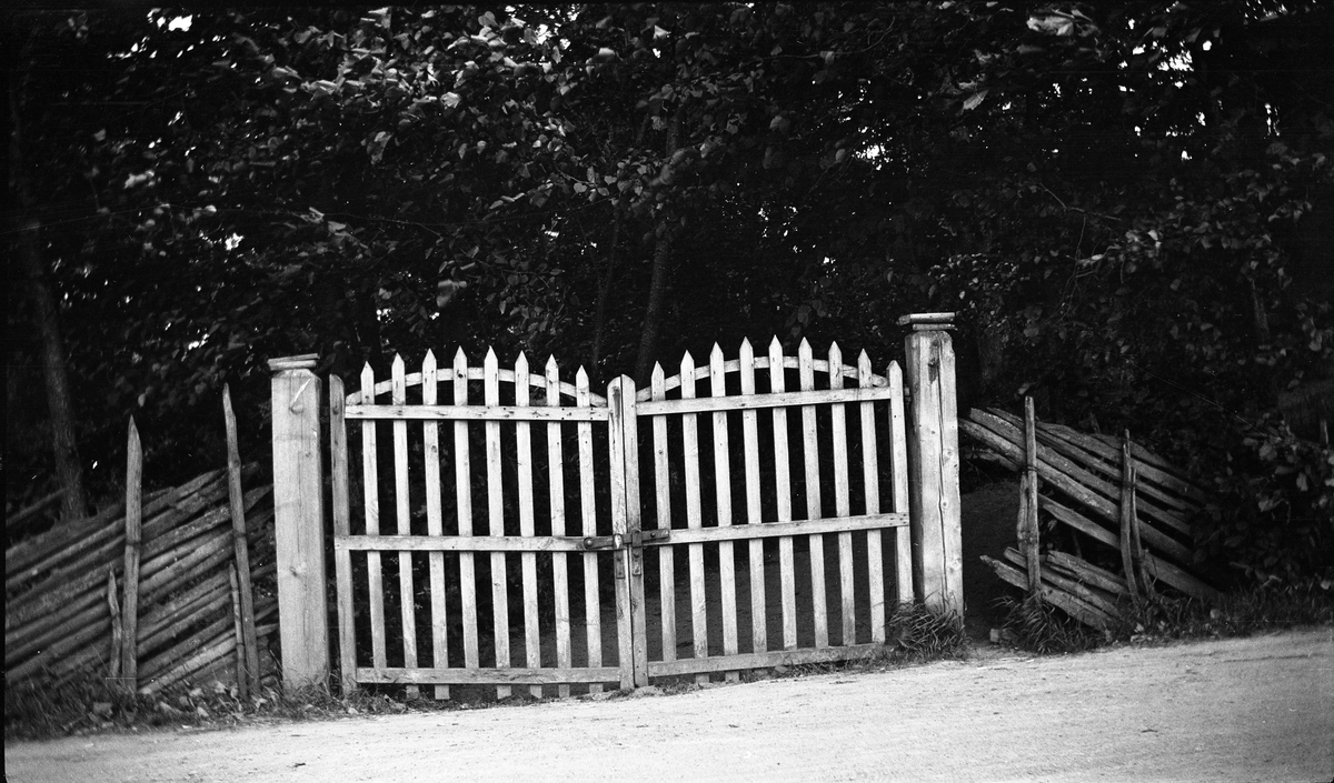 Den gamla grinen in mot borgkullen vid Rumlaborg i Huskvarna. Grinden fanns längs med gamla landsvägen på den västra sidan av borgkullen. Fotot är taget i samband med arkeologiska undersökningar vid Rumlaborg sommaren 1939.