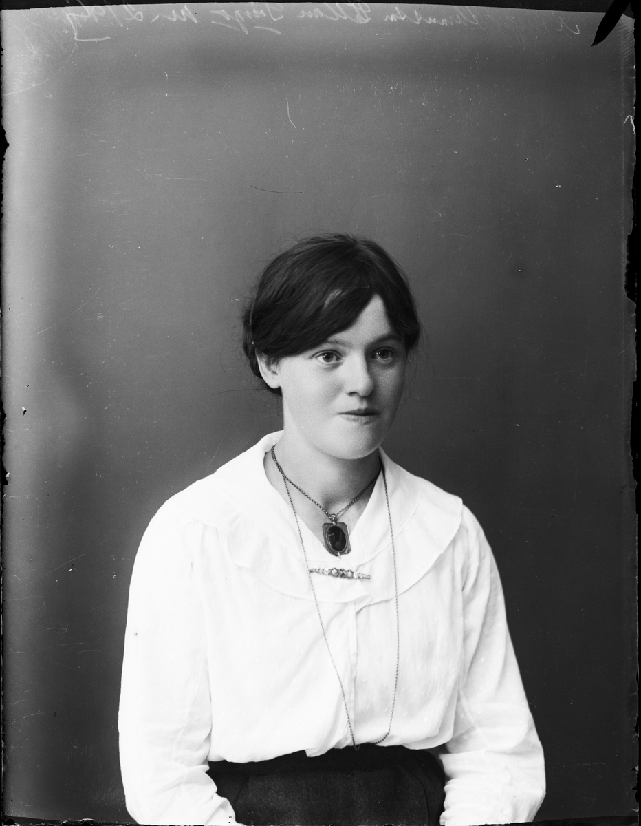Anny Abrahamsson från Ellan, Singö socken, Uppland 1918