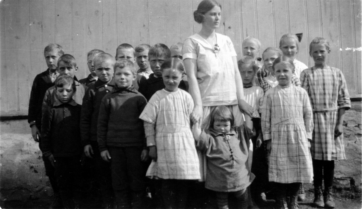 Elever fra Kirkesdalen i 1927. Mest sannsynlig Øvre Kirkesdalen skole. Maggy Thoresen er lærerinne.