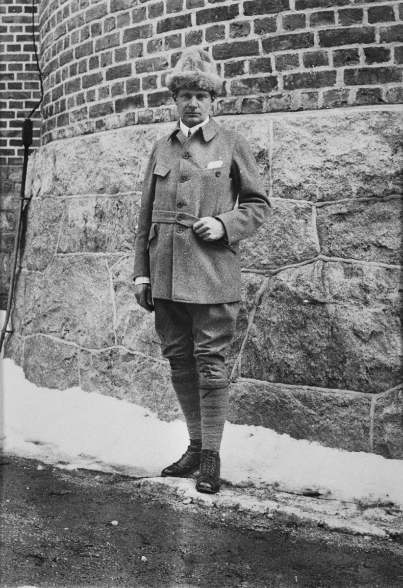 Porträttfoto av Eric von Rosen iklädd den sportdräkt han bar vid flygningen till Vasa den 6 mars 1918.