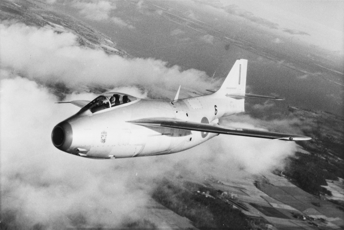 Flygbild av flygplan J 29B tillhörande F 6 Karlsborg i luften, omkring 1953-1957.