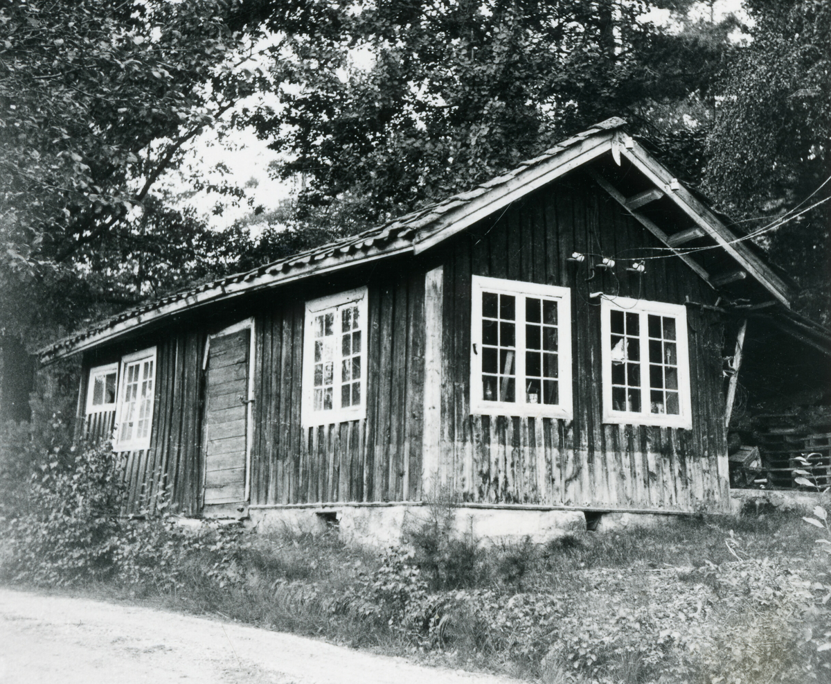 Ved eit hus i skogen.  Tatt i 1974.