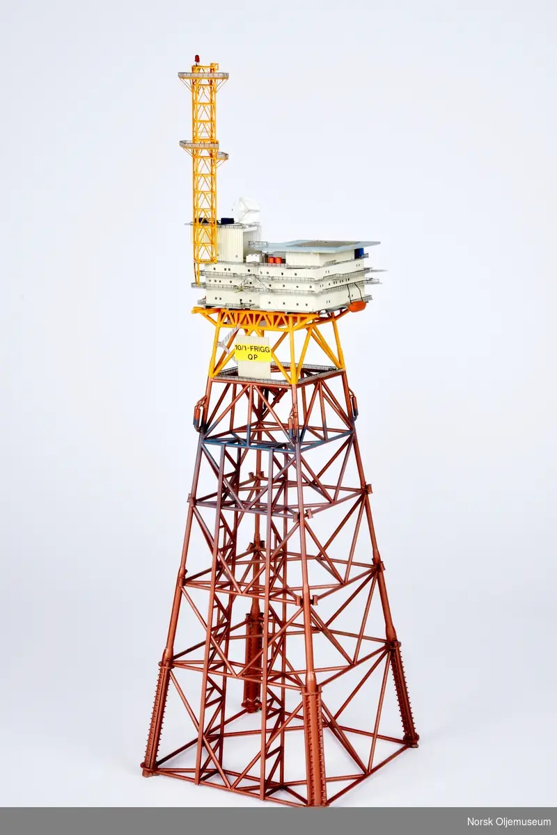 Modell av boligplattformen QP med innlagt lysdiode øverst i tårnet. . Modellen er bygget i målestokk 1:300.